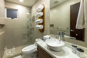 Shower, hair dryer, towels - Casa Maya Home (Jacó)