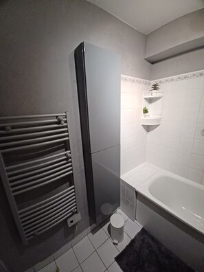 Haartrockner, Handtücher, Seife, Shampoo