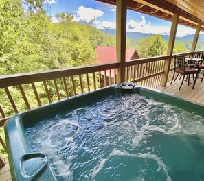 Outdoor spa tub - A Rockytop RendezVIEW (Townsend)