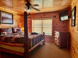 2 bedrooms, iron/ironing board, WiFi, bed sheets - A Rockytop RendezVIEW (Townsend)