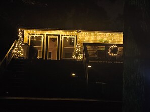 Exterior detail - FamiLee Lakehouse Retreat 
FISHING & FUN!
DogFriendly w-HotTub & BoatDock  (Sparta)