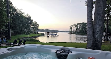 FOOTBALL & FISHING
FamiLee Lakehouse Retreat
DogFriendly w-HotTub & BoatDock