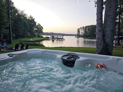 FOOTBALL & FISHING 
FamiLee Lakehouse Retreat 
DogFriendly w-HotTub & BoatDock 