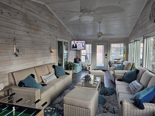 FamiLee Lakehouse Retreat 
FISHING & FUN!
DogFriendly w-HotTub & BoatDock 