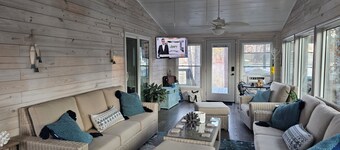 FamiLee Lakehouse Retreat 
FISHING & FUN!
DogFriendly w-HotTub & BoatDock 