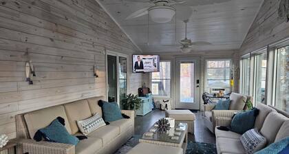 FamiLee Lakehouse Retreat
FISHING & FUN!
DogFriendly w-HotTub & BoatDock