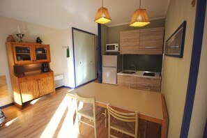 Fridge, microwave