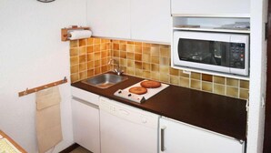 A compact kitchen with a sink, a microwave, and a small countertop. - 10m from ski slopes, 2nd floor, view mountain, balcony, 28m², Les Orres (Les Orres)