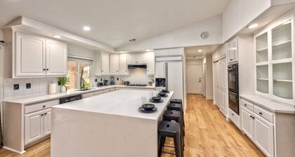 Amazing Modern House!! Big Backyard Big pool 5 Bedrooms 2 Masters 3 Bathrooms