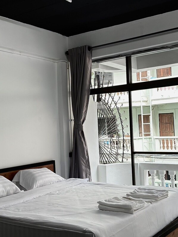 Standard Double Room, 1 Queen Bed, Beach View | Free WiFi, bed sheets - Sleep Owl Jomtien (Pattaya)