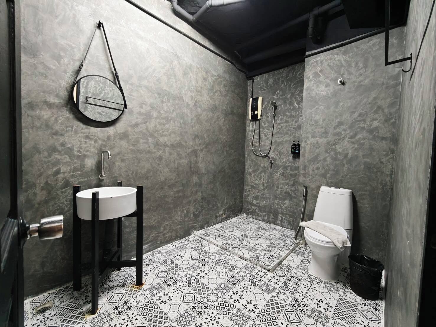 Un baño con lavamanos, inodoro y ducha.