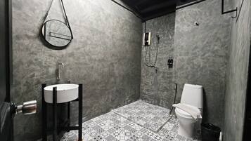 Un baño con lavamanos, inodoro y ducha.
