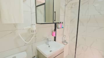 Dusche, Haartrockner, Hausschuhe, Handtücher