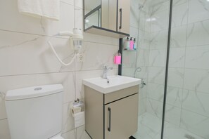 Een douche, een haardroger, pantoffels, handdoeken