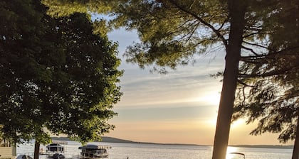 Classic Green Lake cottage, lakefront, screened boathouse deck, dock, swimming
