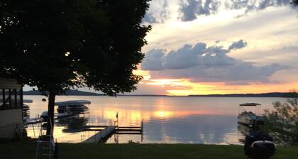 Classic Green Lake cottage, lakefront, screened boathouse deck, dock, swimming