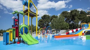 Un parque acuático con diversas estructuras de juego y toboganes.