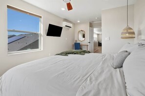 1 slaapkamer, een bureau, een strijkplank/strijkijzer, reisbedje