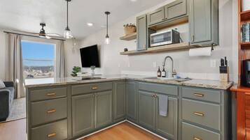 Geladeira, micro-ondas, cooktop, cafeteira/chaleira