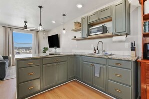 Een koelkast, een microgolfoven, een kookplaat