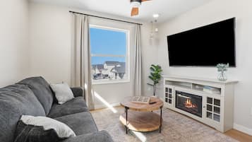 Een smart-tv, een open haard en boeken