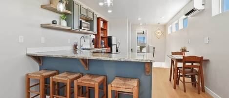 Kühlschrank, Mikrowelle, Herdplatte, Wasserkocher mit Kaffee-/Teezubehör