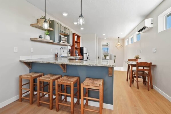 Réfrigérateur, micro-ondes, plaque de cuisson, cafetière/bouilloire