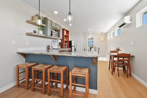 Caldwell Guesthouse: Private Balcony & King Bed