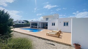 A modern house with a swimming pool, outdoor seating, and a garden. - Modern Villa 6 pax, private pool, countryside views, free wifi (Binibeca)