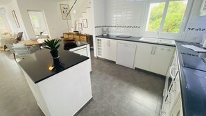 Refrigerador, microondas, horno, lavavajillas