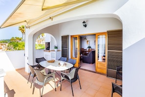 Outdoor dining - Villa PONENT, Son Bou, 8 pax, AC, private pool and wifi (Son Bou)