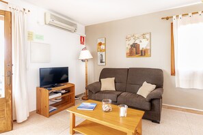 TV - Villa PONENT, Son Bou, 8 pax, AC, private pool and wifi (Son Bou)