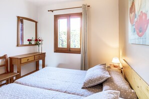 4 bedrooms, iron/ironing board, free WiFi, bed sheets - Villa PONENT, Son Bou, 8 pax, AC, private pool and wifi (Son Bou)