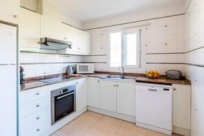 Kühlschrank, Mikrowelle, Ofen, Geschirrspüler