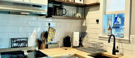 Coffee/tea maker, fridge, microwave, oven