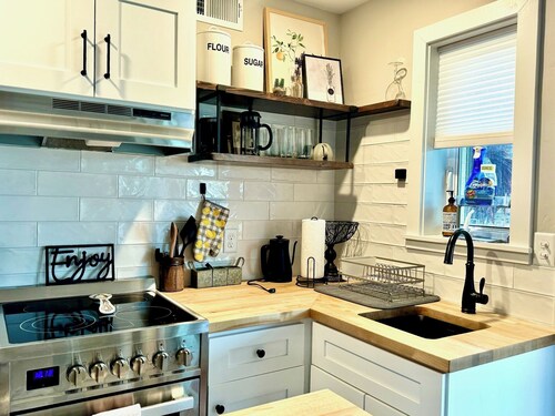 Charming 1 bed/bath Suite in waterfront Cottage