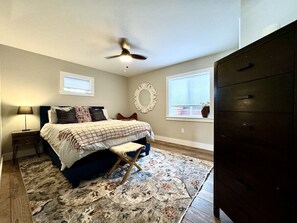 1 quarto, ferros/tábuas de passar roupa, berço de viagem