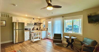 Charming 1 bed/bath Suite in waterfront Cottage
