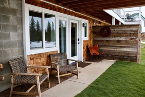 Terrace/patio - Charming 1 bed/bath Suite in waterfront Cottage (Somers)