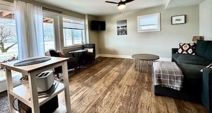 Charming 1 bed/bath Suite in waterfront Cottage