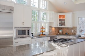 冷蔵庫、電子レンジ、オーブン、コンロ