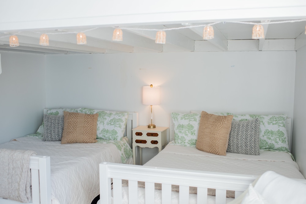 Coastal Home in Heart of Milton Point Walking Distance to Beach & Park ...