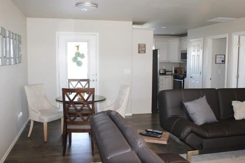 Quiet, Clean 1 BR Apt. Perfect getaway for 2. Close to shopping, movies, etc