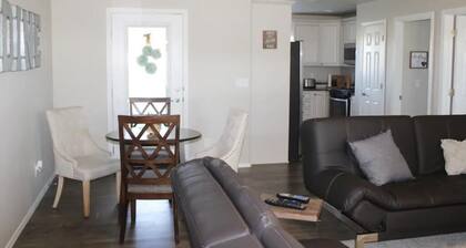 Quiet, Clean 1 BR Apt. Perfect getaway for 2. Close to shopping, movies, etc