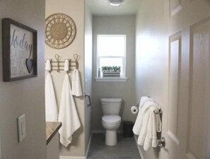 SĂšche-cheveux, serviettes fournies, savon, papier toilette