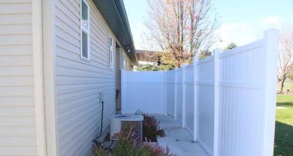 Quiet, Clean 1 BR Apt. Perfect getaway for 2. Close to shopping, movies, etc