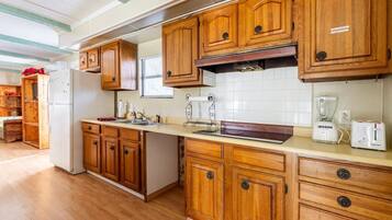 Microwave, cookware/dishes/utensils