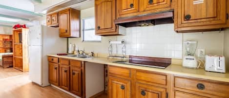 Microwave, cookware/dishes/utensils