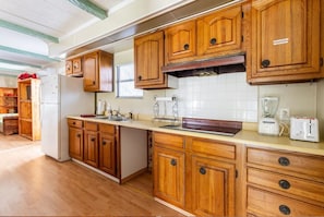 Microwave, cookware/dishes/utensils - FARMVIEW @ SAN ANTONIO (Converse)