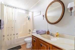 Toallas, jabón, shampoo, papel de baño 